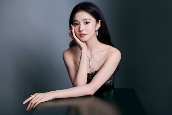 股票炒股配资 刘浩存穿黑丝绒长裙贵气十足 自信又优雅