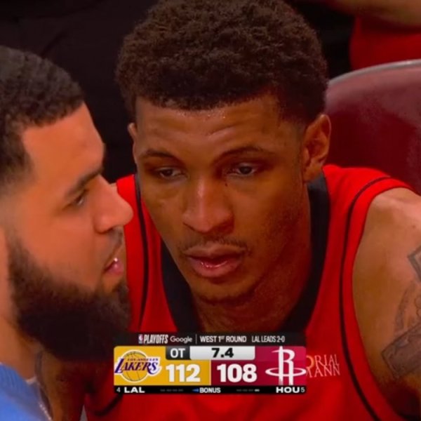 实盘配资app 大势已去！最后时刻 小贾巴里·史密斯坐在替补席表情相当绝望