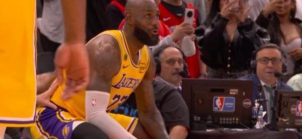 全国配资最好的公司 詹姆斯发球失误&谢泼德长传 詹姆斯抢断后飞身救球但自己在界外