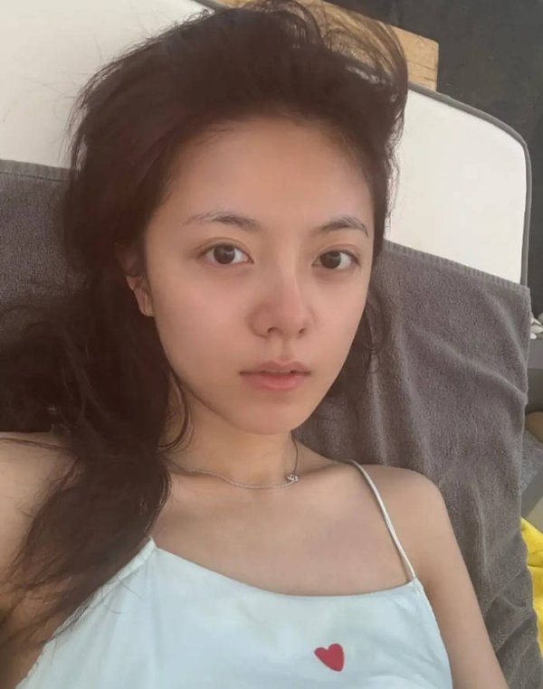 配资门户网平台官网 赵今麦素颜法令纹引热议！真实状态曝光，网友直呼太真实